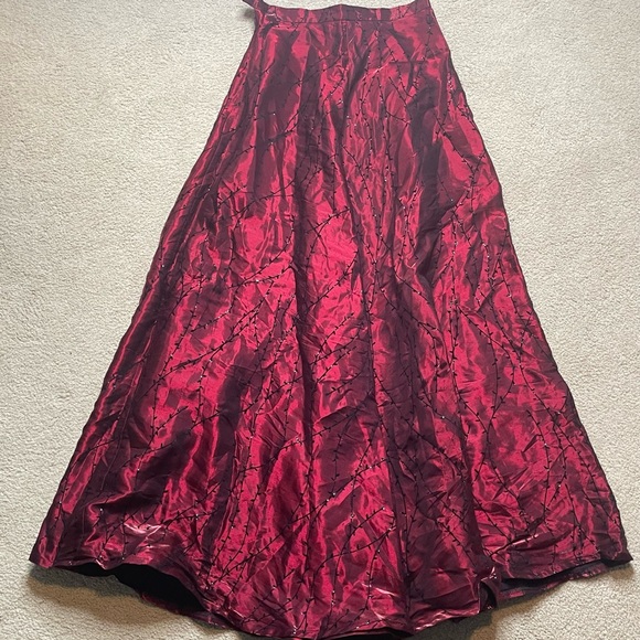 Ronni Nicole Dresses & Skirts - Red and black vine satiny vintage Ronni Nicole Skirt

Size 4

MISSING BUTTON